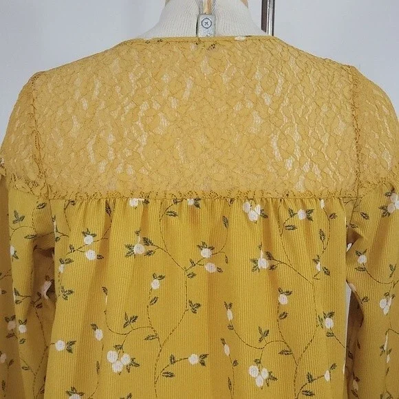 MODCLOTH Floral Lace V-neck Top size S - Picture 6 of 9